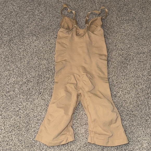 SKIMS Mid thigh bodysuit shapewear - Picture 3 of 3